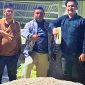 Bahan yang diduga digunakan dalam proses produksi pupuk tersebut terdiri dari campuran kapur, pewarna makanan, dan garam. Produk itu kemudian dipasarkan dengan label pupuk NPK. (Dok.Kodam Siliwangi).