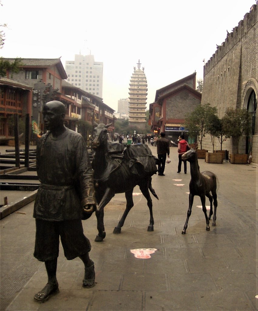 Sombra de la antigua China y al fondo una de la pagodas Kunming - Las Pagodas del Este y Oeste