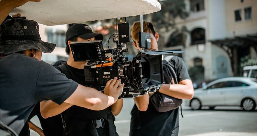 Ünlü dizi oyuncusu, setlere veda ettiğini açıkladı.