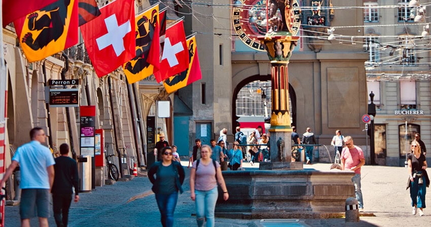 İsviçre'de halk referandum için sandık başına gitti.