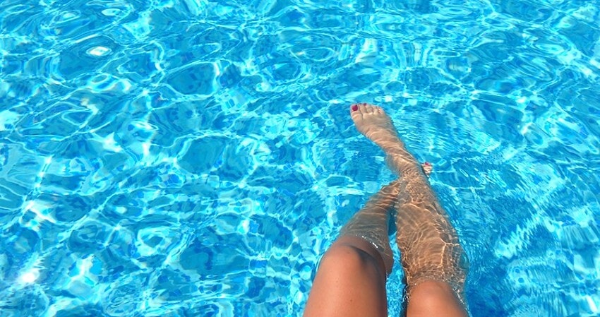 Güzel oyuncu, havuz pozuyla mest etti.