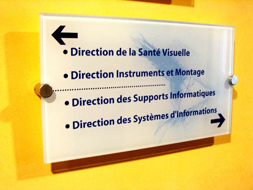 Signalétique intérieure : l’art d’orienter et de valoriser vos espaces. Une signalétique intérieure réussie est indispensable pour fluidifier la circulation des usagers et renforcer l’identité visuelle de vos locaux. Signalétique Factory réalise des solutions rigides haut de gamme pour les entreprises, les établissements de santé, les écoles et les mairies de Pau et de sa région : Signalétique directionnelle : plaques de portes, totems intérieurs, fléchage mural. Signalisation PMR : conformité aux normes d'accessibilité avec des supports contrastés et durables. Décoration murale et vitrophanie : habillage de cloisons vitrées, signalétique informative personnalisée. Supports rigides élégants : gravure, découpe numérique et impression haute définition sur matériaux nobles. De la conception graphique à la pose, nous apportons un soin particulier aux détails et aux finitions pour créer des espaces accueillants et fonctionnels, reflets du professionnalisme de votre structure.