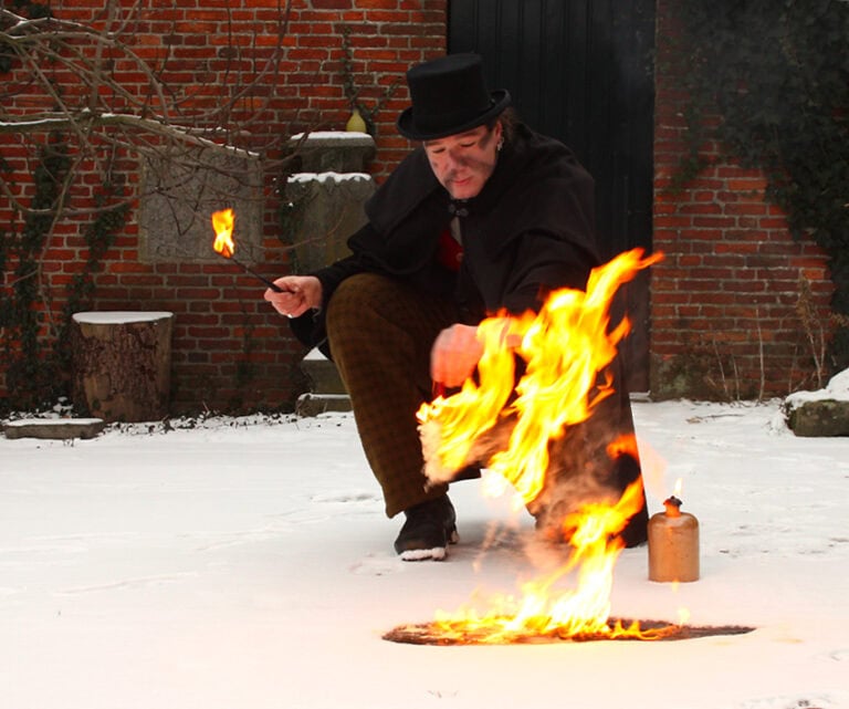 Vuurspeler in de sneeuw