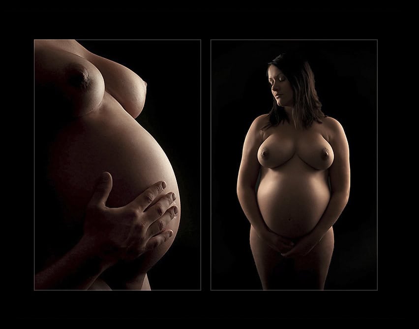 Eksponert gravidfoto av kvinne med fokus på mage og bryster, kunstnerisk studio-bilde, gravidfotografering, vakkert mammadokumentasjon, graviditetsportrett, sensitivt og inspirerende.