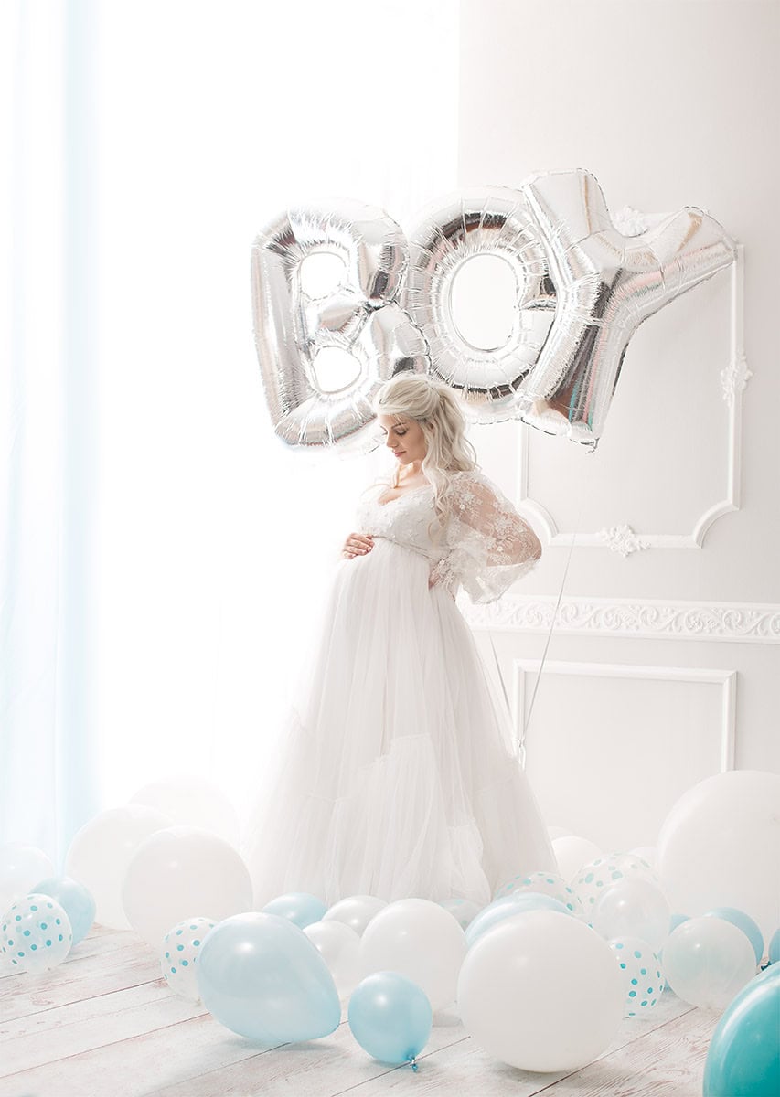 Justis, du baby bump fotosession med ballonger, gravidfotografering i hvitt, morskap, gravid kvinne i elegant kjole, gravid fotoshootingstudio, vektorgrafikk graviditet, gravidfotografering Oslo, gravidbilder, mors kjærlighet, graviditetspåminnelse, mor og barn, gravidfotografering utendørs, gravidfoto nærbilde, gravidmaget estetisk, graviditet dokumentasjon.