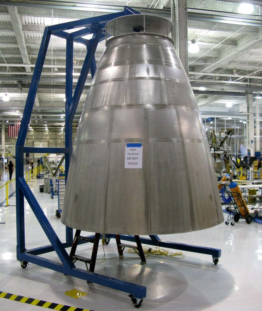 Tubeira do motor Merlin 1D Vacuum na fábrica da SpaceX - Foto: SpaceX