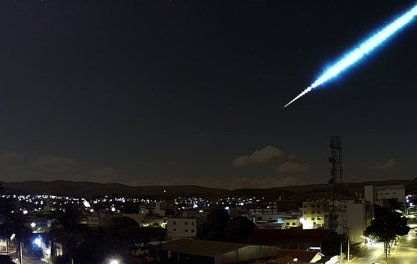 Meteoro registrado em Piumhi, MG - Créditos: Grupo Isimples / climaaovivo.com.br