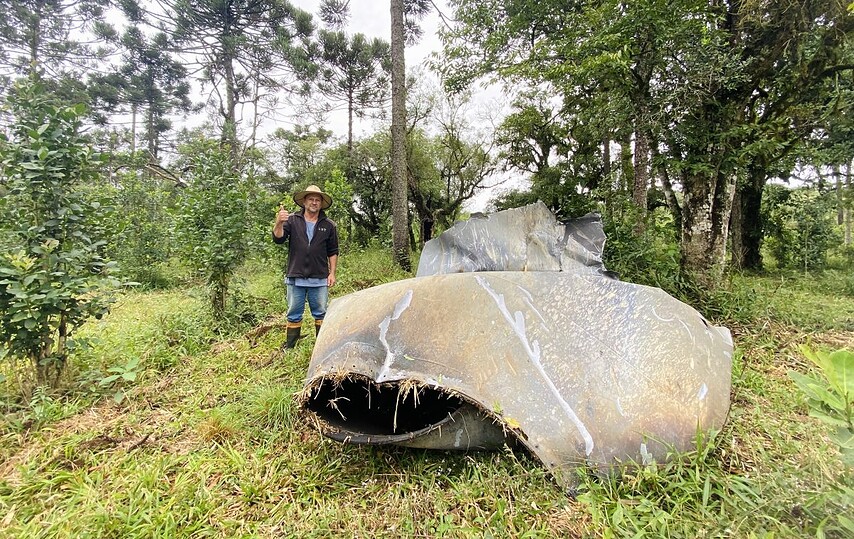 O mecânico e agricultor João Ricardo encontrou o estranho objeto em sua propriedade - Foto: Portal RDX/Reprodução