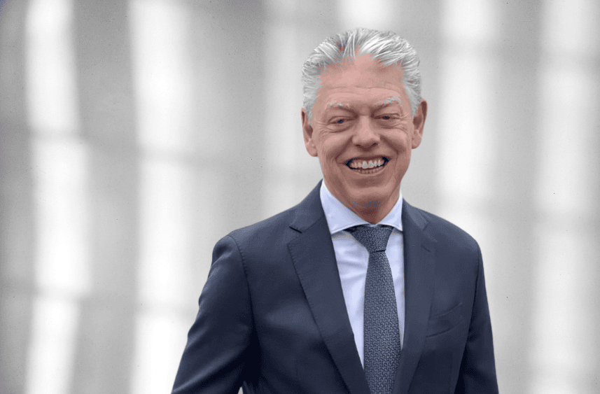 Ludger Ferlings, Geschäftsführer der MSC Payroll GmbH, im Anzug vor weißer Wand