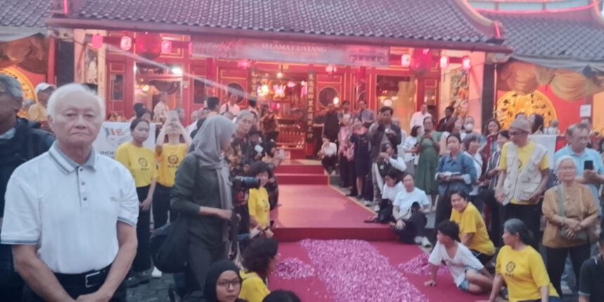 Kedatangan 58 biksu di Klenteng Hok An Kiong Muntilan disambut antusias warga Magelang