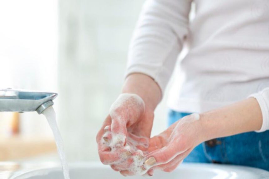 Bahaya hand sanitizer berlebihan terhadap kesehatan kulit tangan
