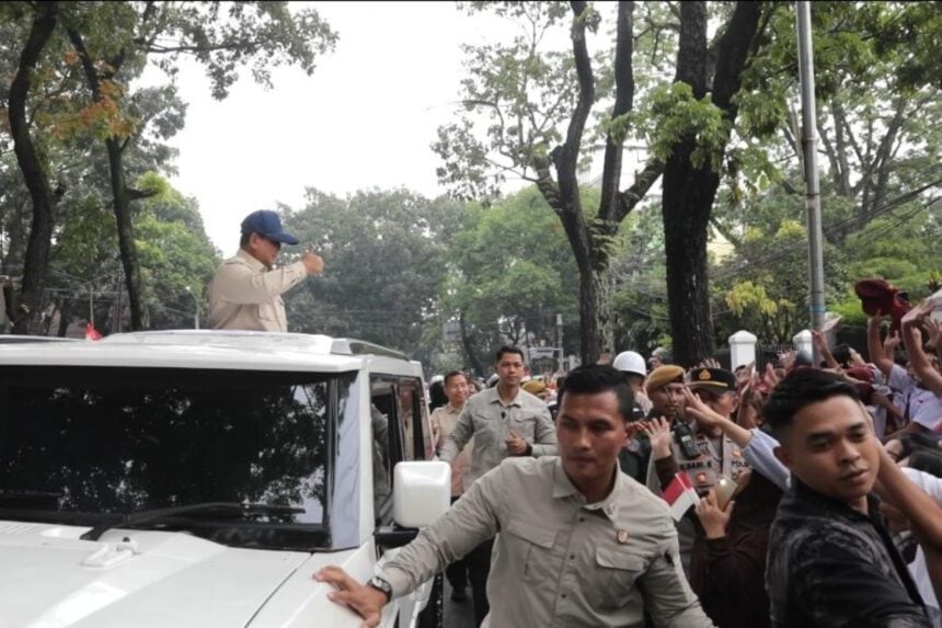 Prabowo di Bandung disambut antusias warga dan siswa