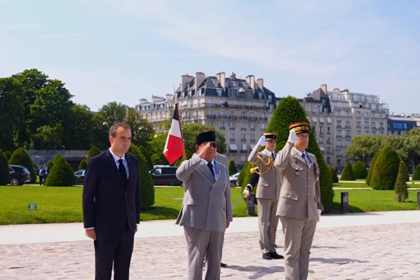 Presiden Prabowo Subianto mengikuti upacara penyambutan kenegaraan saat kunjungan ke Prancis di Les Invalides Paris