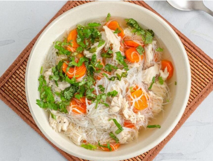 Semangkuk bihun kuah hangat dengan topping daging sapi, ayam, sayuran, dan telur sebagai comfort food khas Indonesia. (gh/DMnetwork)