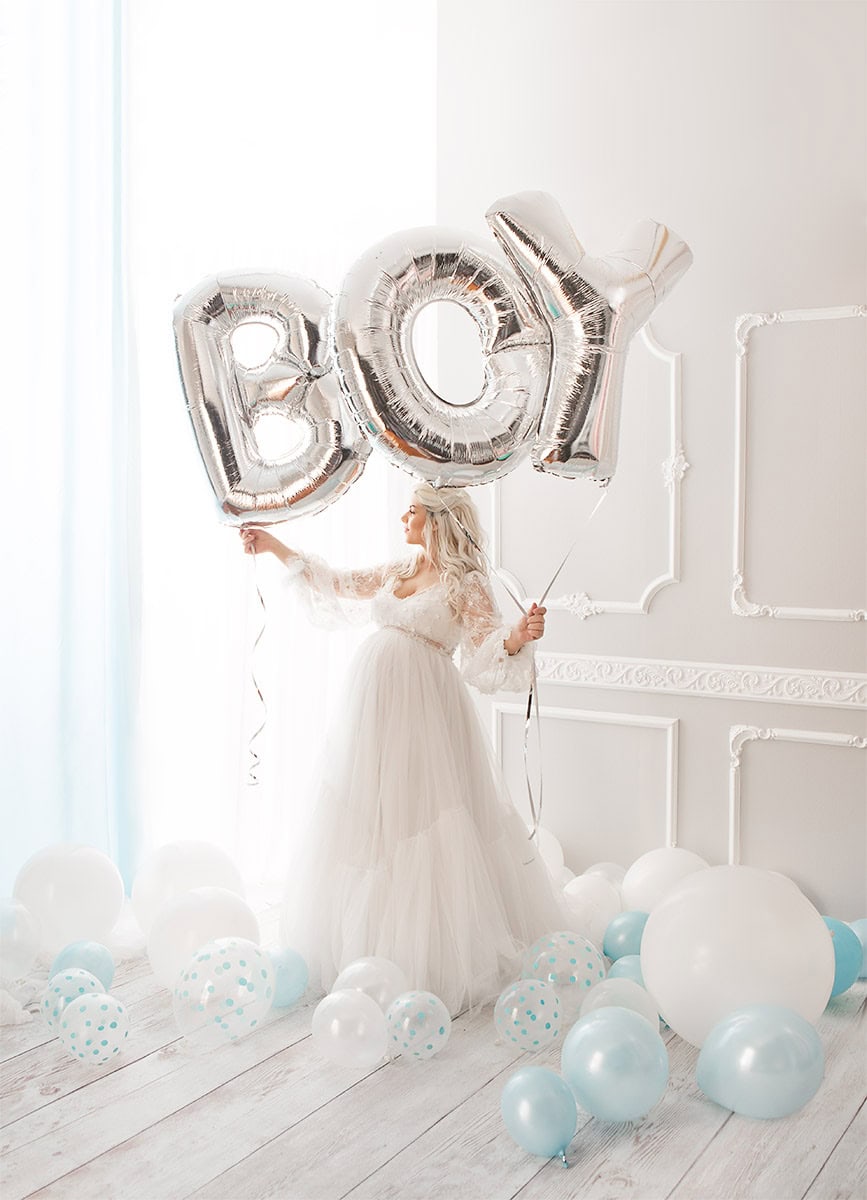 Fødsels- og gravidfotografering i elegante omgivelser, med ballonger som feirer graviditet og fødsel, perfekt for å forevige det vakre øyeblikket av svangerskapet.