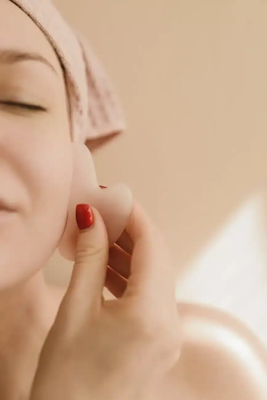 5件化妝師Elise萬寧回購好物清單 9 a woman using a gua sha facial stone