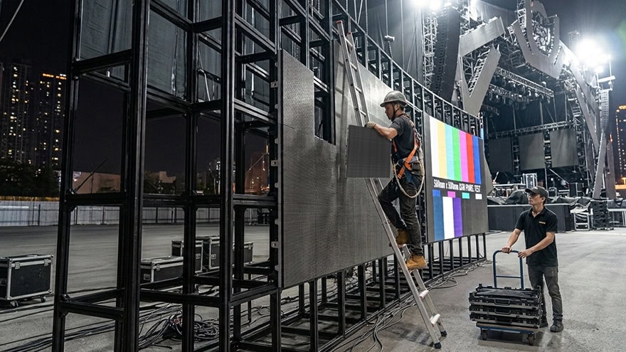 EcoCOB outdoor COB LED display with robust anodized cabinet for precision and repeated installation in rental events