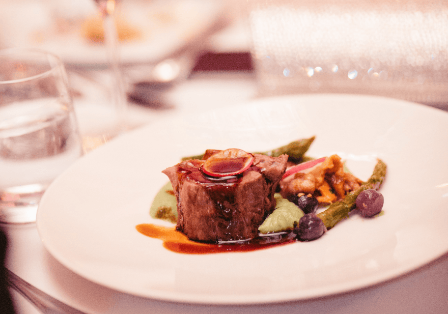 Boda Corona Poner la mesa con el plato principal Menú de carne