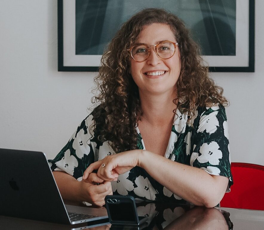 Eva Perelroizen, fondatrice de evoa, patiente-experte et therapeute qui accompagne les clients