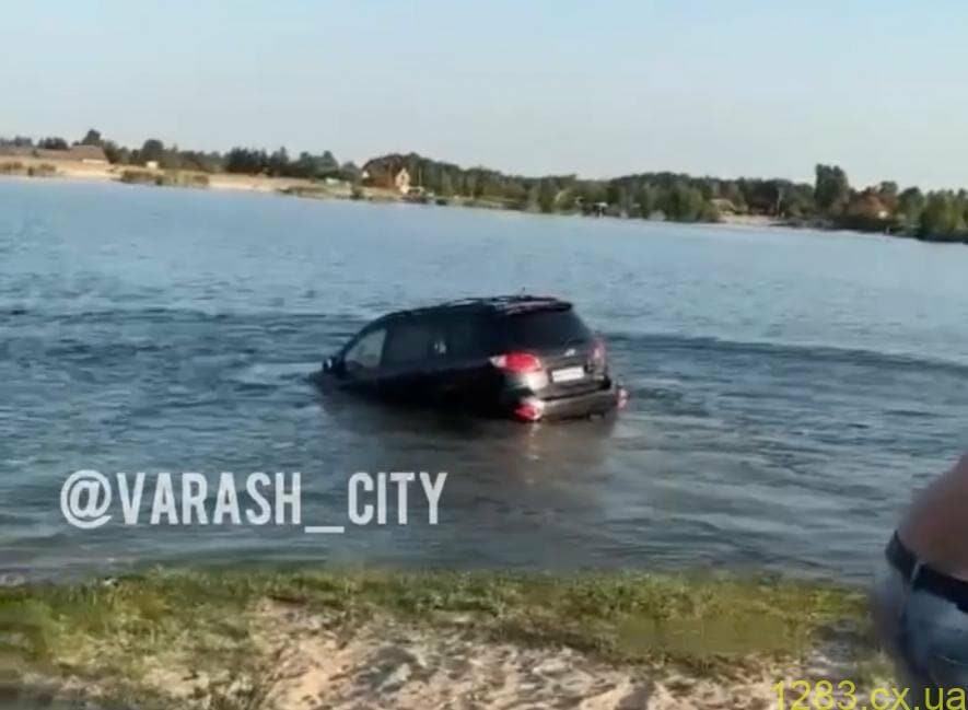 На півночі Рівненщини відпочивальники втопили авто в кар'єрі На півночі Рівненщини відпочивальники втопили авто в кар'єрі