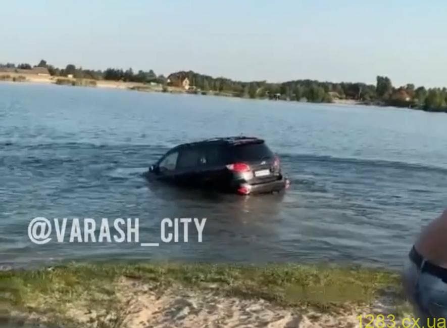 На півночі Рівненщини відпочивальники втопили авто в кар'єрі