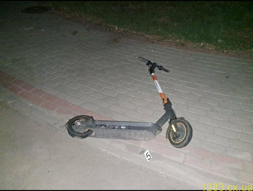 В Острозі мікроавтобус переїхав юнака на самокаті В Острозі мікроавтобус переїхав юнака на самокаті