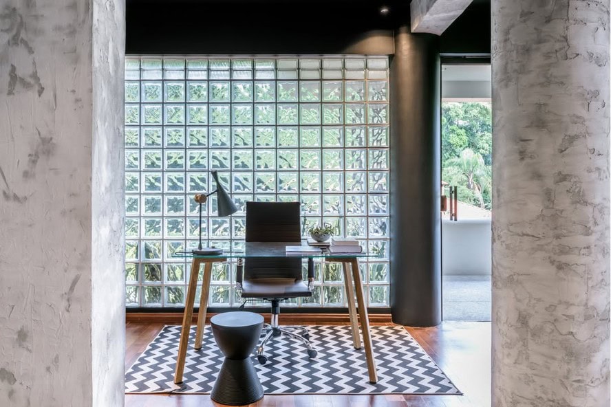 Os tijolos de vidro voltaram à decoração! Saiba como usá-los!