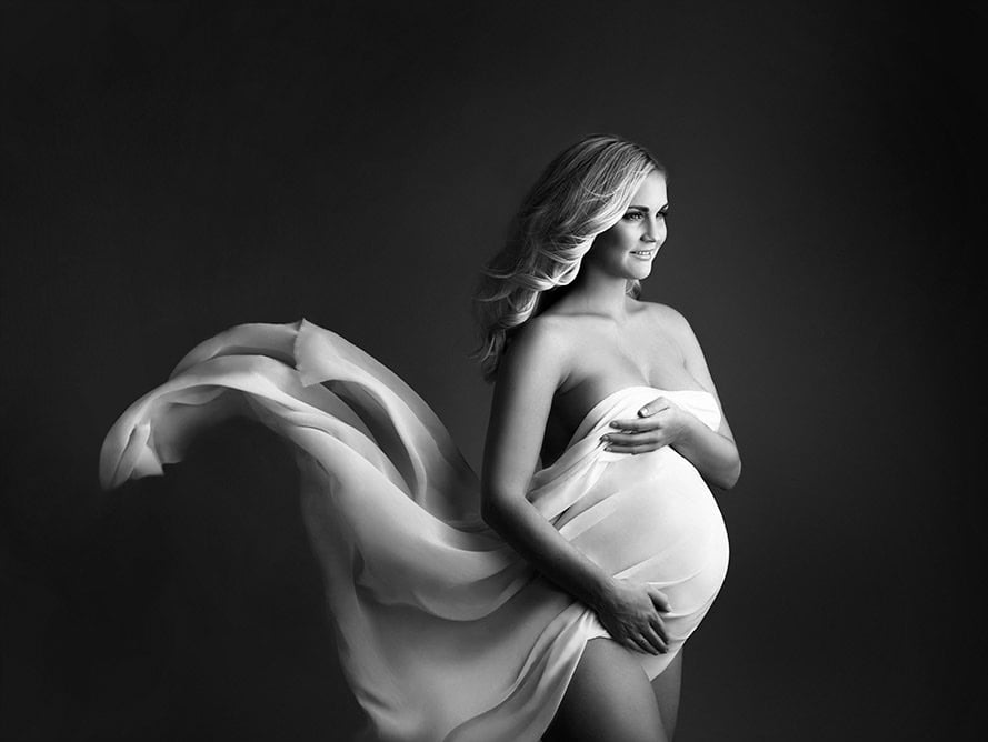Elegant gravidfotosekvens av en gravid kvinne med silkestykke, fokus på skjønnhet og graviditet. Ideell for gravidfotografering, mamatrykk og minneverdige øyeblikk. Profesjonell gravidfototjeneste i Norge.