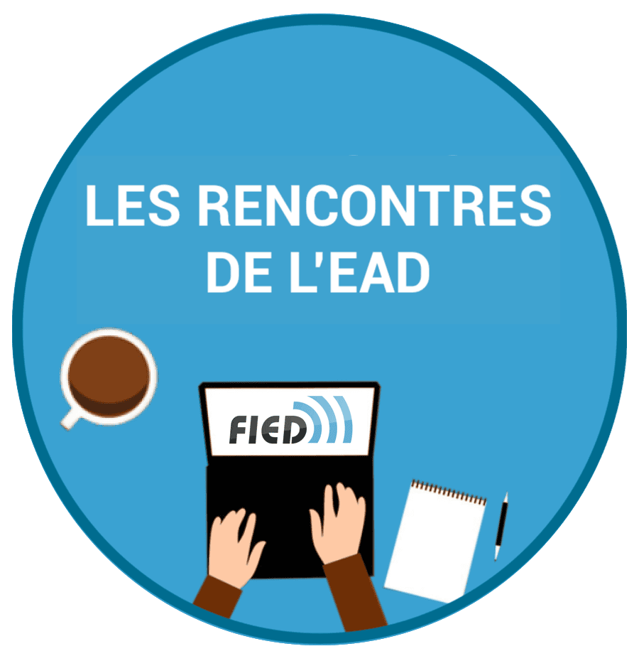 1 logo LES RENCONTRES DE L’EAD et logo fied Image d'un ordinateur portable avec le logo de la FIED sur l'écran, une tasse de café, un carnet de notes, le tirte dit "Les Rencontres de l'EAD"
