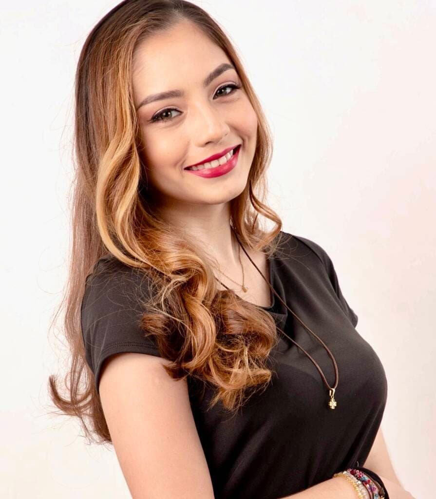 Psicóloga General con enfoque en terapia cognitivo-conductual y arteterapia.