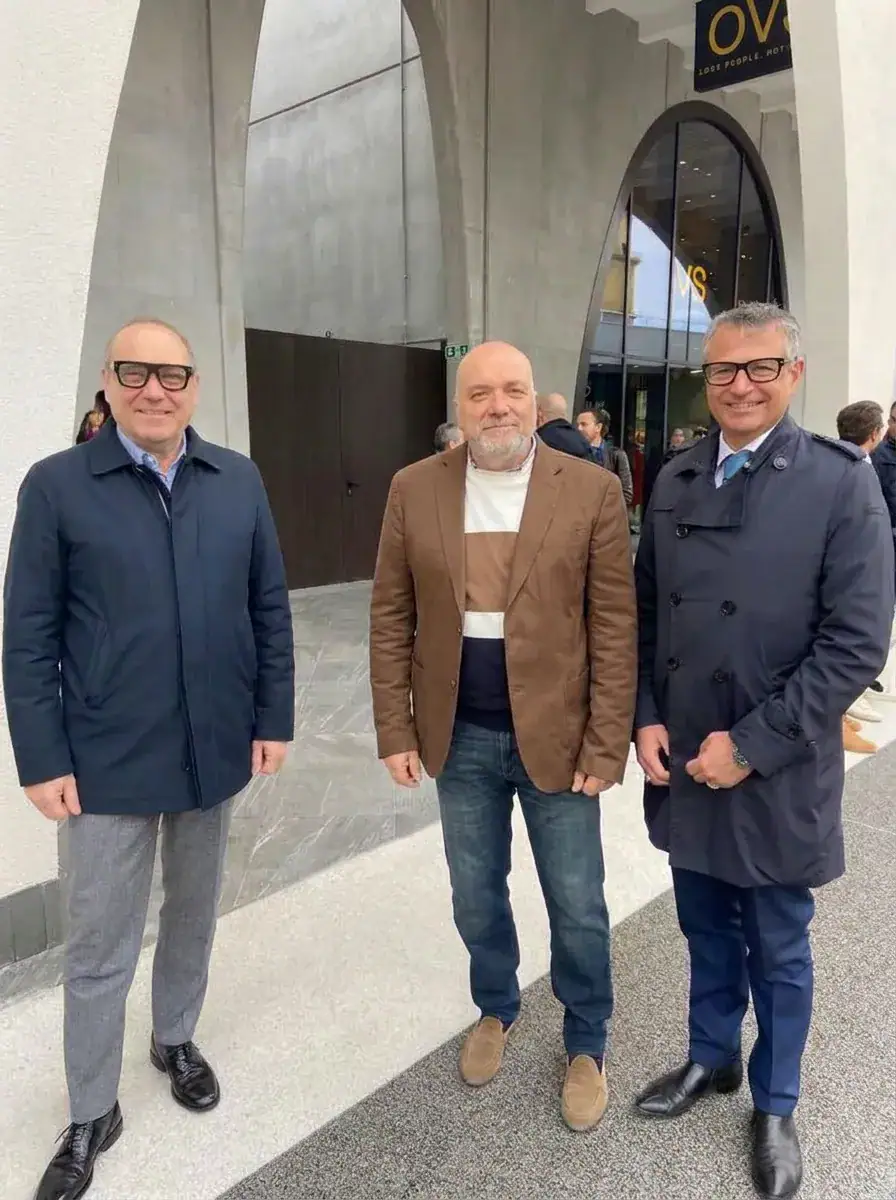 Giorgio Di Capua di Prima Pavimenti con il team Ripa spa all'inaugurazione TO.DREAM