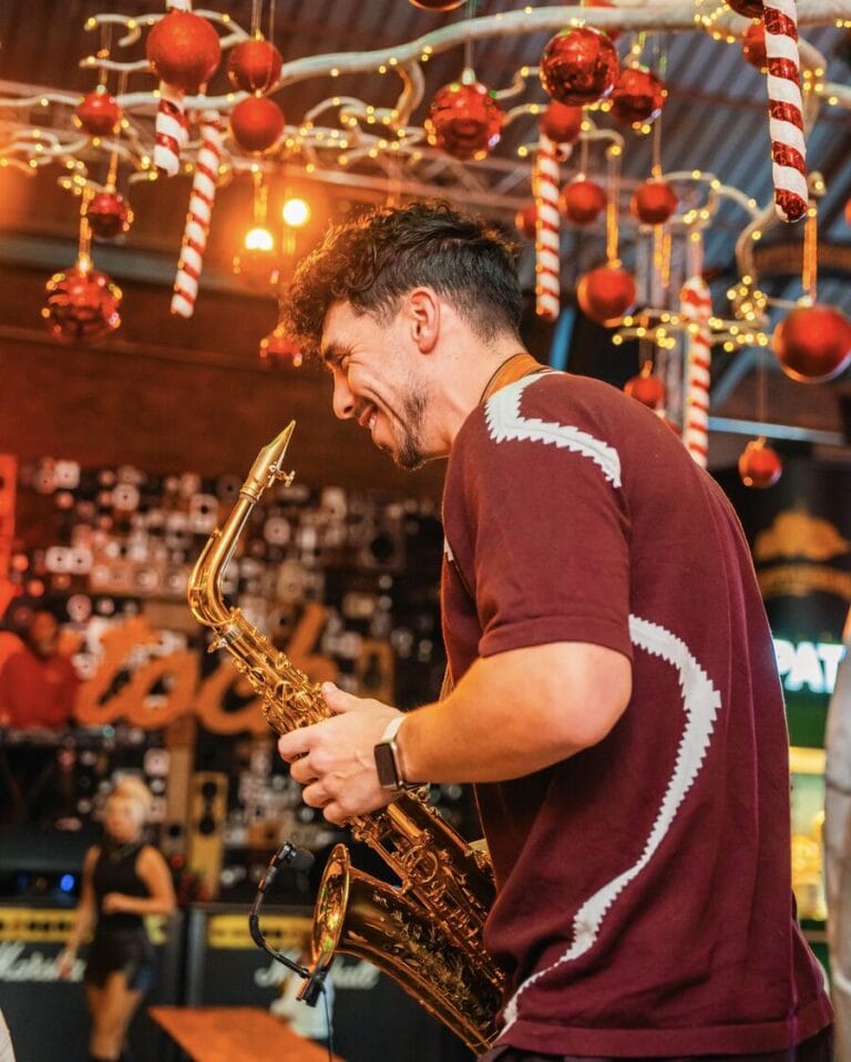Saxofonist onder de kerstballen