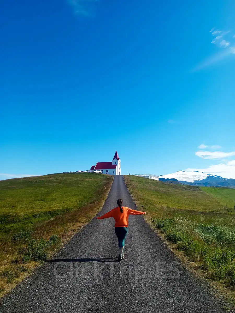 Ruta circular de 10 días por Islandia con niños_Ingjaldshólskirkja_ClickTrip Qué ver en Islandia en 10 días con niños: ruta en coche completa_Ingjaldshólskirkja_ClickTrip