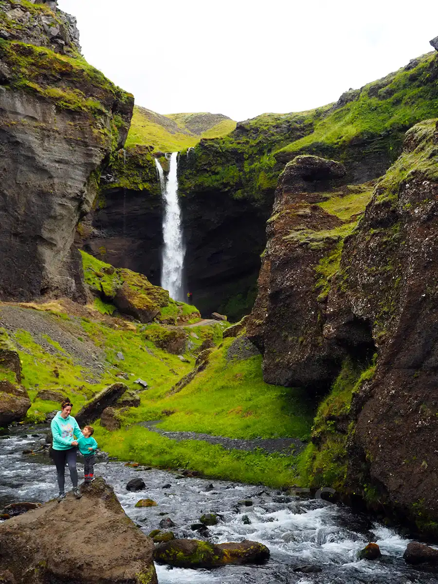 Ruta circular de 10 días por Islandia con niños_Kvernufoss_Clicktrip Qué ver en Islandia en 10 días con niños: ruta en coche completa_Kvernufoss_Clicktrip