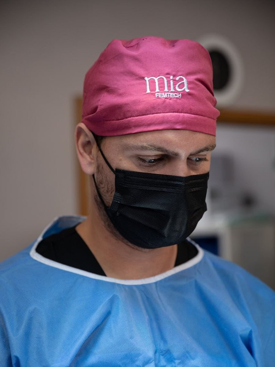 Cirujano plástico con el gorro del sistema Mia® en el quirófano de Clínica Fontana, Valencia