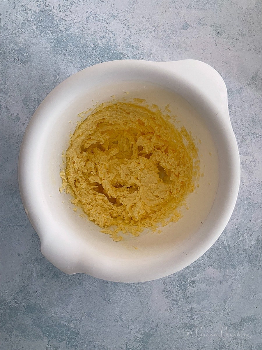 butter and sugar mixed in white bowl.