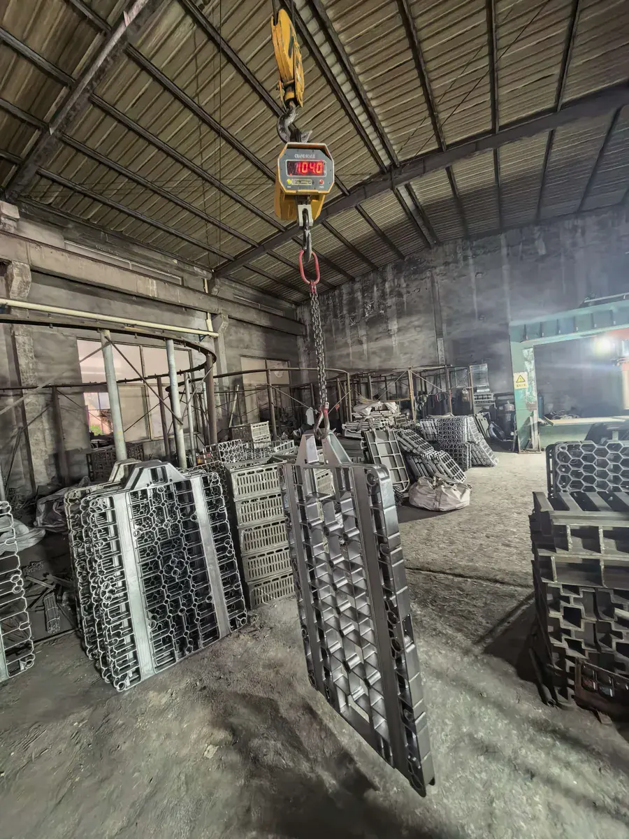 Furnace base tray suspended from a crane-mounted weighing device