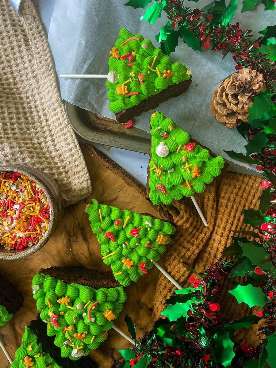 brownie trees decorated with icing, napkins under and a tray, a garland on top