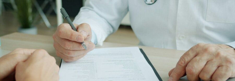 TVA profession de santé : praticien libéral remplissant un document administratif de son cabinet