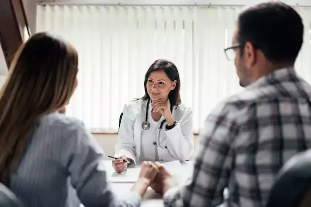comment résilier mutuelle santé 2026 — couple consultant un conseiller FOR-U à Lille