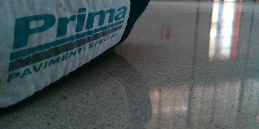 Dettaglio del pavimento in calcestruzzo trattato con Prima Polishing Fast System, lucido e riflettente.