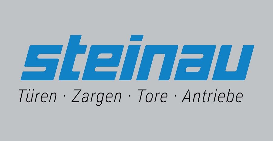 Logo von Steinau, Ihrem Partner von Stahl- und Metallbau Drost, spezialisiert auf Türen, Zargen, Tore und Antriebe, in blauer Schrift auf grauem Hintergrund.