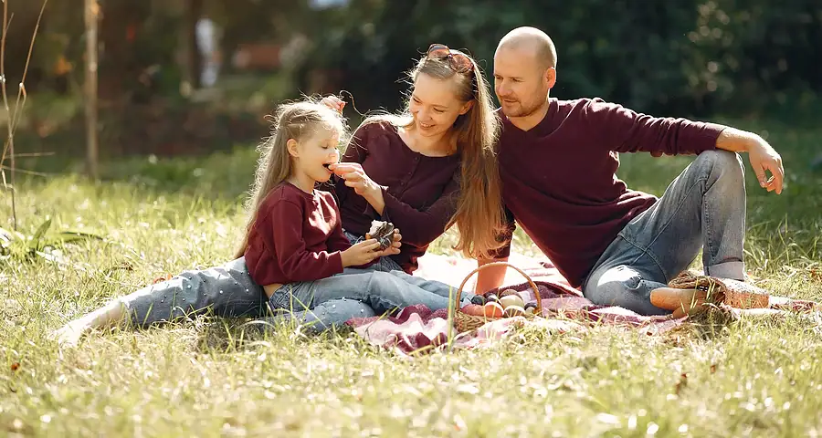 Fiscalité Assurance Vie Succession — famille heureuse symbolisant la transmission patrimoniale