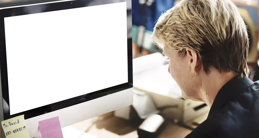 assurance vie ou PER 2026 - comparatif femme analysant ses options d'épargne