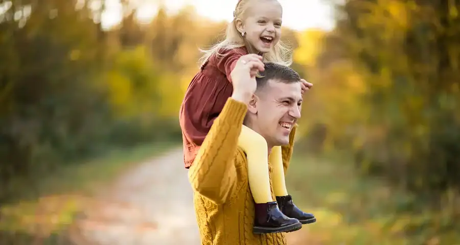 transmission patrimoine de son vivant - parent et enfant symbolisant la transmission familiale et la donation