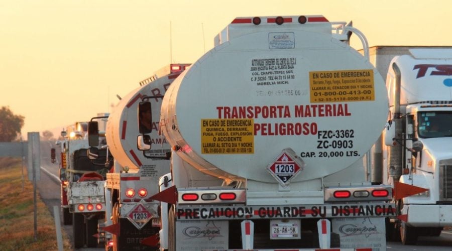 MUNICIPIO DE VILLAGRÁN, GUANAJUATO, 29ENERO2019.- En la carretera que comunica a los municipios de Celaya y Salamanca, se llevaron a cabo bloqueos en respuesta a un operativo realizado por elementos de la Marina, quienes aseguraron pipas en las que se transportaba hidrocarburo del cual no se pudo acreditar la procedencia. Momentos antes, las fuerzas de la Marina y encargados de seguridad física de Pemex realizaron el aseguramiento de un carro tanque que transportaba gasolina en un predio de la comunidad de San Salvador Torrecillas. Esto generó una manifestación de inconformidad por parte de los vecinos de la zona, quienes de acuerdo con algunas versiones, comenzaron a quemar la maleza, con la finalidad de que las autoridades federales se retiraron del lugar, para después cerrar la carretera con vehículos y prenderles fuego.
FOTO: BETO ARIAS /CUARTOSCURO.COM