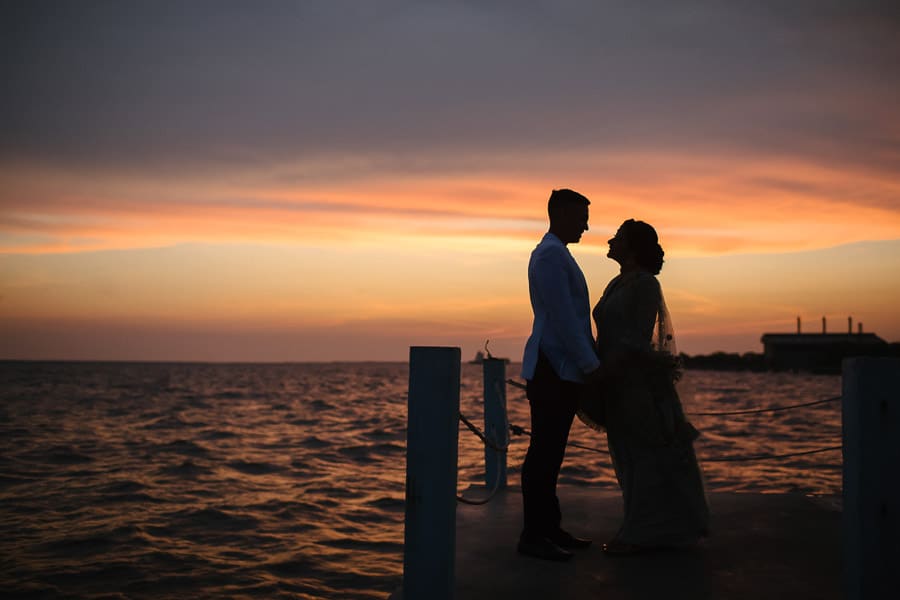 Prewedding sunlight silhouette sea sky hug sunlight hold one's hands