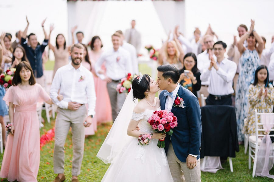 Western Wedding photo kiss