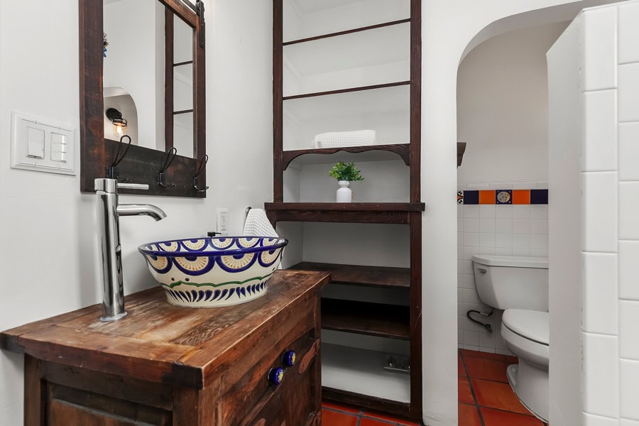 Open bathroom shelves