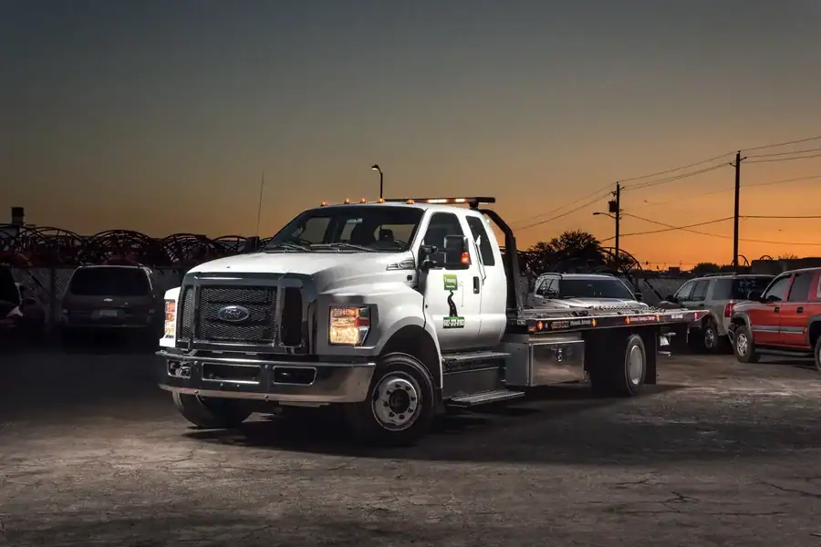 Flatbed tow truck from Freeway Towing & Storage – 24/7 roadside and towing in North Phoenix
